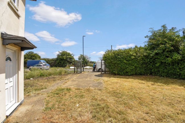 71 Moreland Avenue, Colnbrook, Slough SL3 0LL 5