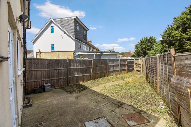 71 Moreland Avenue, Colnbrook, Slough SL3 0LL 5