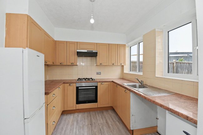 71 Moreland Avenue, Colnbrook, Slough SL3 0LL 5