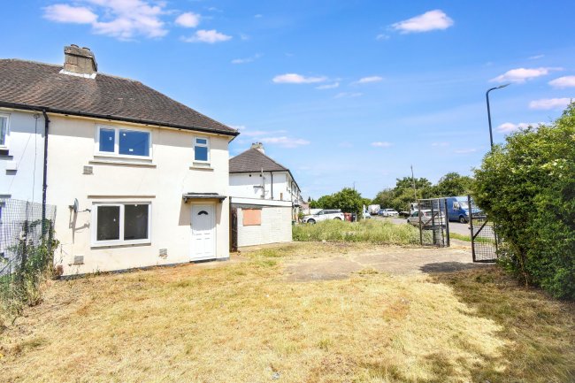 71 Moreland Avenue, Colnbrook, Slough SL3 0LL 5