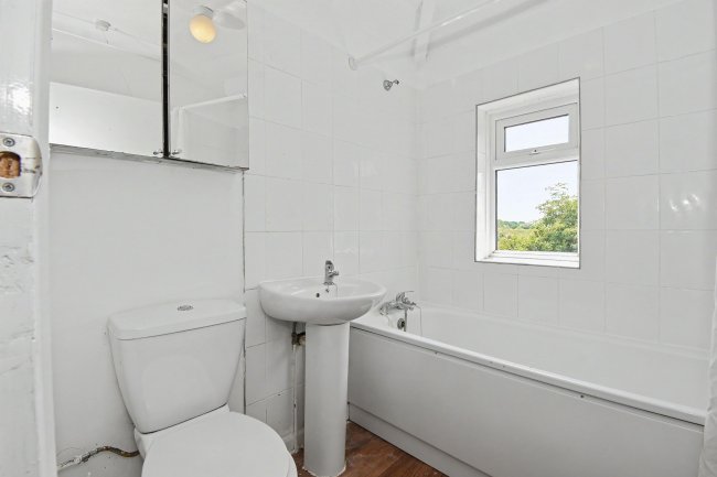 71 Moreland Avenue, Colnbrook, Slough SL3 0LL 5