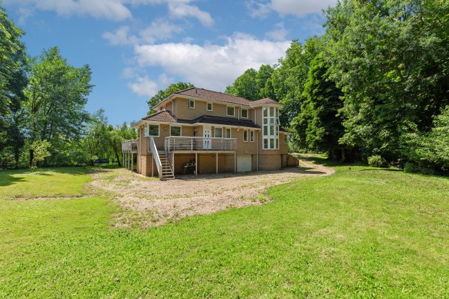Holm Island, Kotan Drive, Wrasysbury, Staines-Upon-Thames, TW18 4TU 9