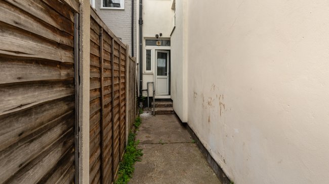 24 Central Park Road, East Ham, London, E6 3DY 8