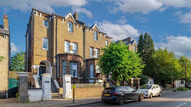 c, 14 Lordship Park, London N16 5UD