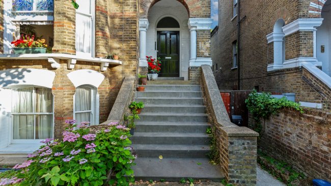 Flat C, 14 Lordship Park, Stoke Newington, London, N16 5UD 2