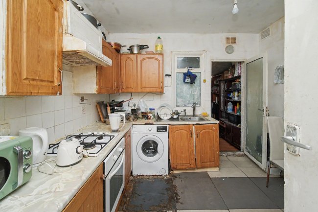 42 Pemdevon Road, Croydon, CR0 3QN 7