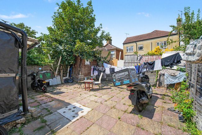 42 Pemdevon Road, Croydon, CR0 3QN 7