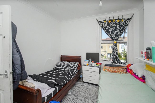 42 Pemdevon Road, Croydon, CR0 3QN 7