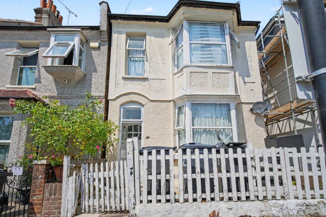 42 Pemdevon Road, Croydon, CR0 3QN 7