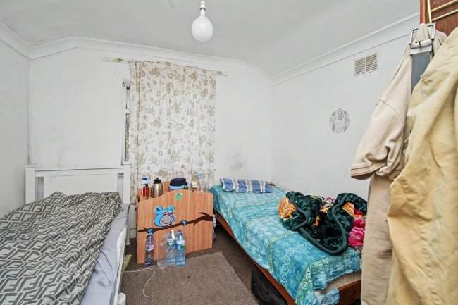 42 Pemdevon Road, Croydon, CR0 3QN 7