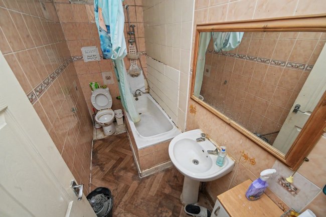 42 Pemdevon Road, Croydon, CR0 3QN 7