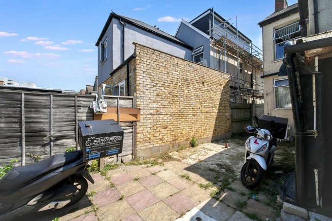 42 Pemdevon Road, Croydon, CR0 3QN 7