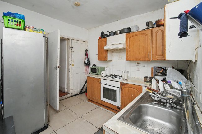 42 Pemdevon Road, Croydon, CR0 3QN 7