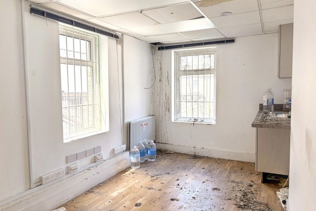 375 High Road, Ilford, London IG1 1TF 7