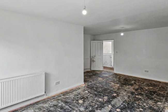 30 Andover Close, Uxbridge UB8 2XH 2
