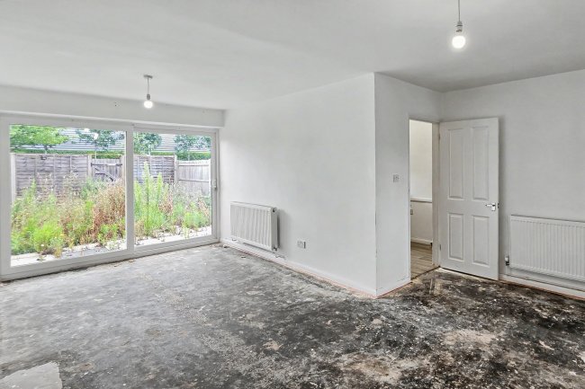 30 Andover Close, Uxbridge UB8 2XH 2