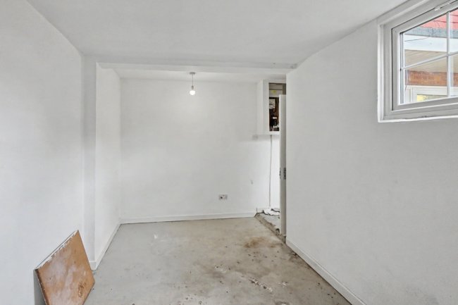 30 Andover Close, Uxbridge UB8 2XH 2