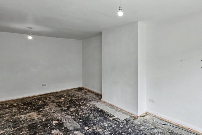 30 Andover Close, Uxbridge UB8 2XH 2
