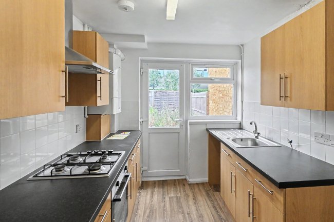 30 Andover Close, Uxbridge UB8 2XH 2