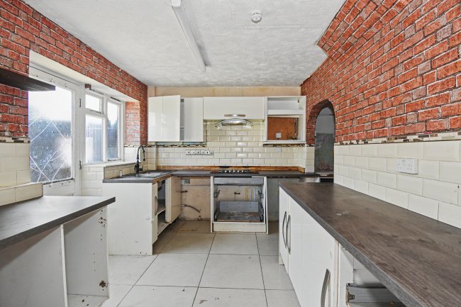 35 Naunton Road, Swindon SN3 3DQ 3