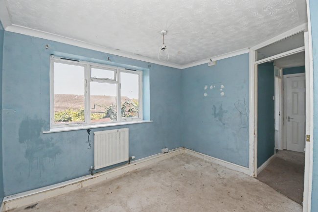 35 Naunton Road, Swindon SN3 3DQ 3