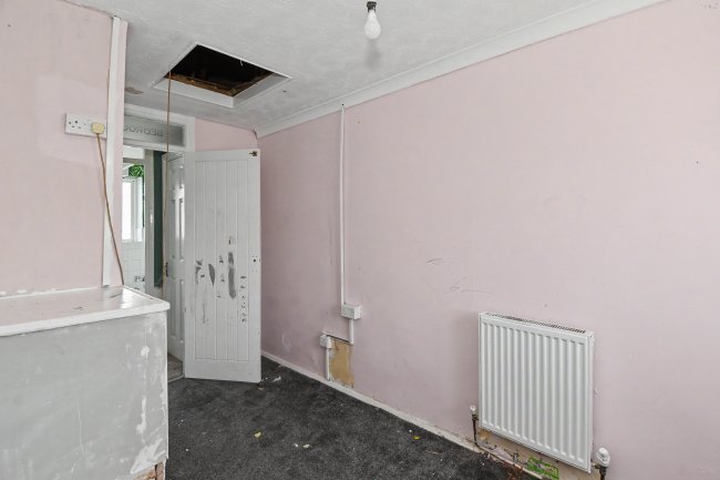 35 Naunton Road, Swindon SN3 3DQ 3