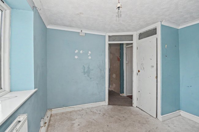 35 Naunton Road, Swindon SN3 3DQ 3