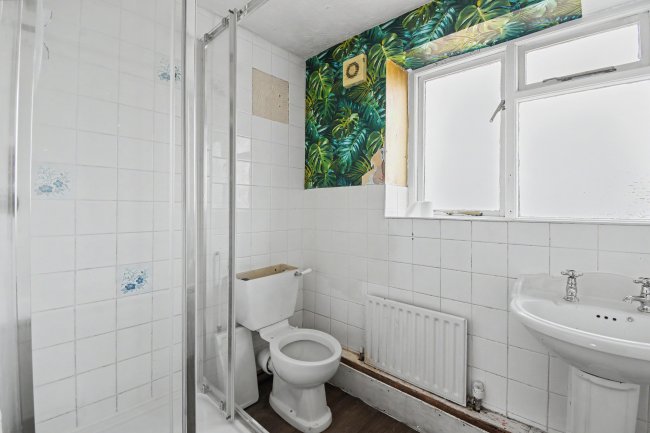 35 Naunton Road, Swindon SN3 3DQ 3