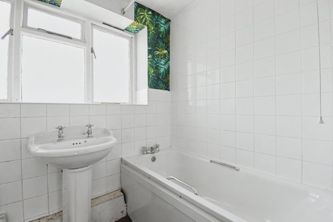 35 Naunton Road, Swindon SN3 3DQ 3