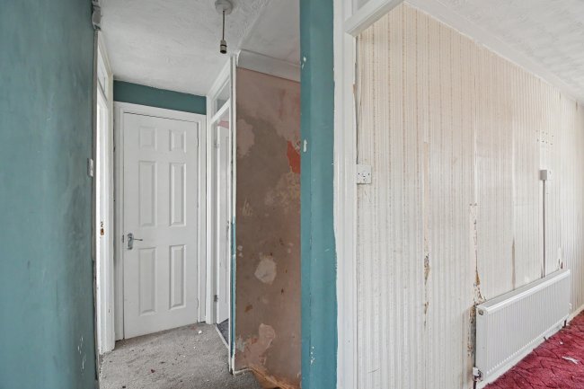 35 Naunton Road, Swindon SN3 3DQ 3