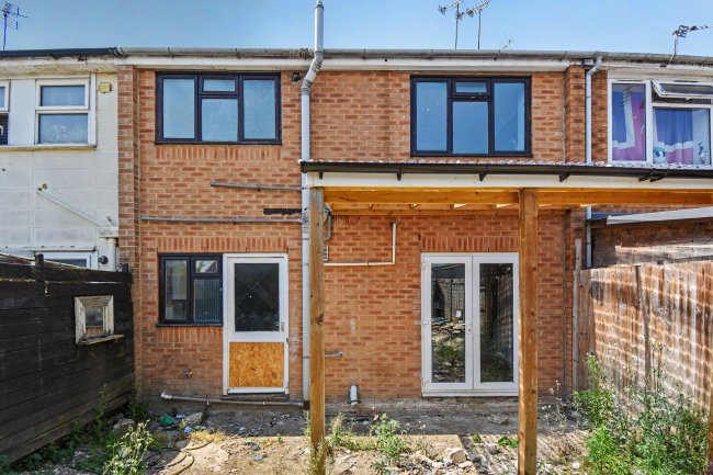35 Naunton Road, Swindon SN3 3DQ 3