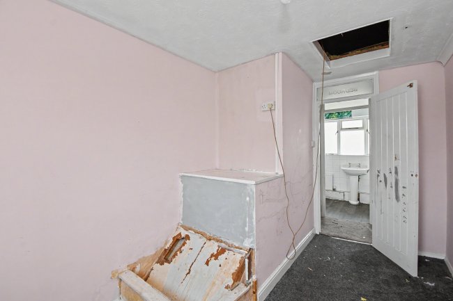 35 Naunton Road, Swindon SN3 3DQ 3
