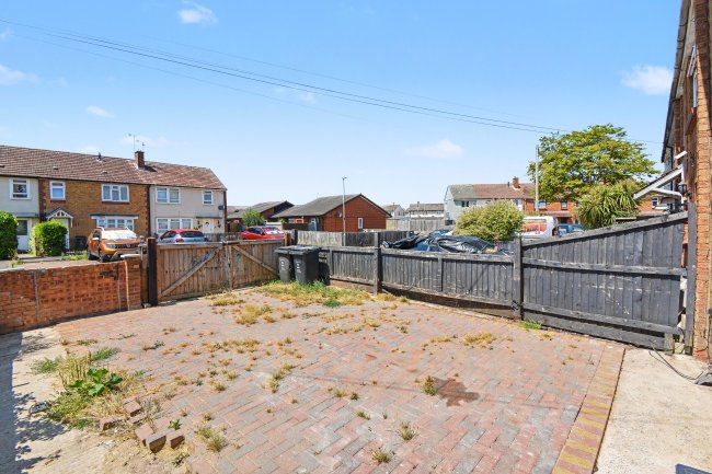 35 Naunton Road, Swindon SN3 3DQ 3