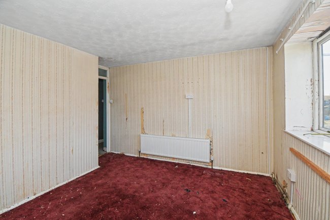35 Naunton Road, Swindon SN3 3DQ 3