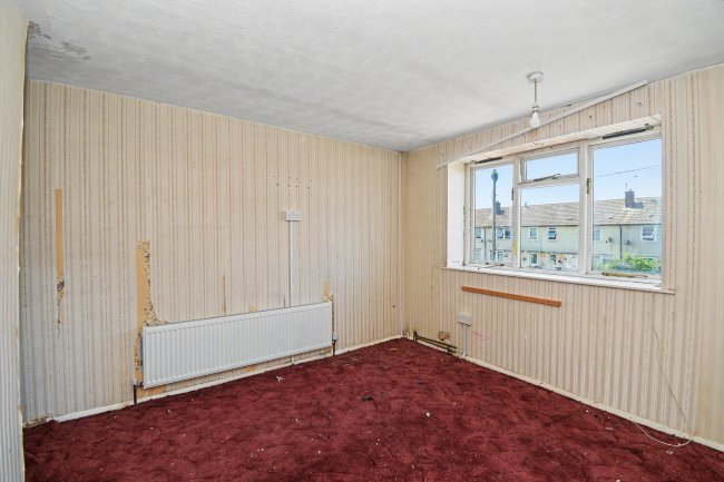 35 Naunton Road, Swindon SN3 3DQ 3