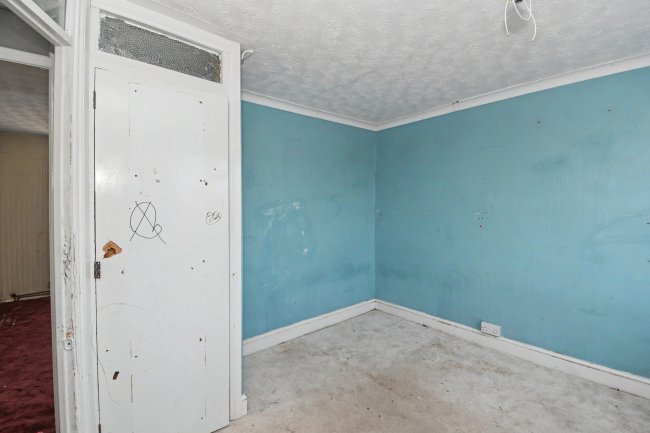 35 Naunton Road, Swindon SN3 3DQ 3