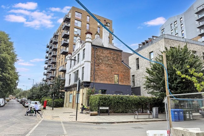 The Victoria Pub, 177 Grove Street, London SE8 3QQ 7