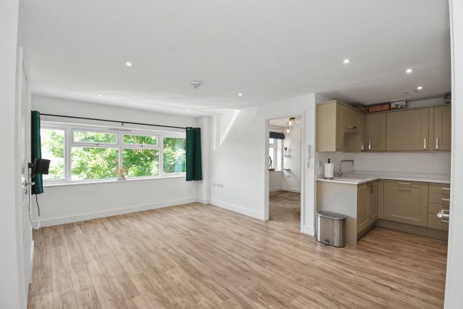 Flat 6, Unit 2, Station Court, Bourne End SL8 5YQ 10