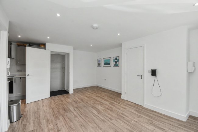 Flat 6, Unit 2, Station Court, Bourne End SL8 5YQ 10