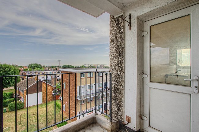 15 Victor Court, Hornchurch, RM12 4XF 8