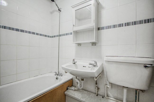 15 Victor Court, Hornchurch, RM12 4XF 8