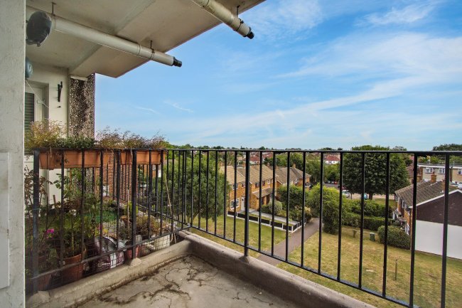 15 Victor Court, Hornchurch, RM12 4XF 8
