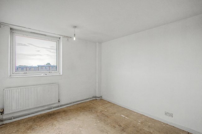 15 Victor Court, Hornchurch, RM12 4XF 8