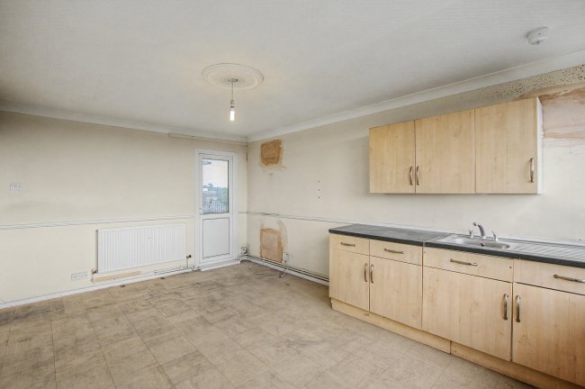 15 Victor Court, Hornchurch, RM12 4XF 8