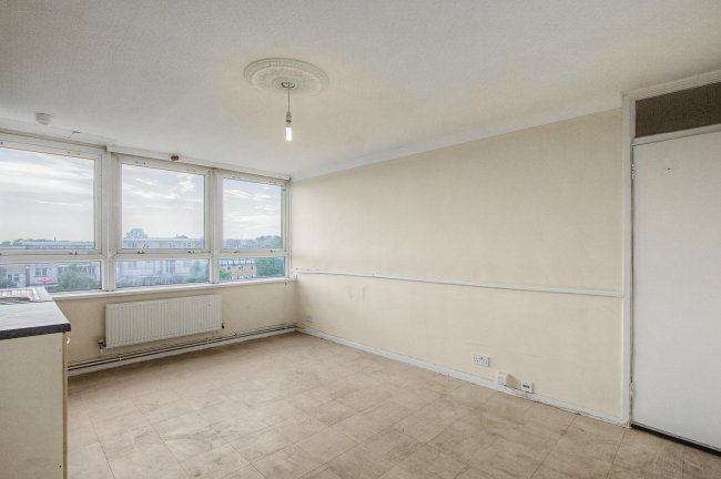 15 Victor Court, Hornchurch, RM12 4XF 8