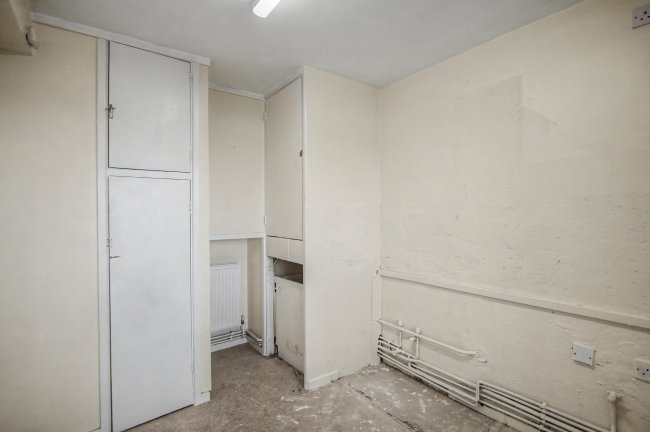 15 Victor Court, Hornchurch, RM12 4XF 8