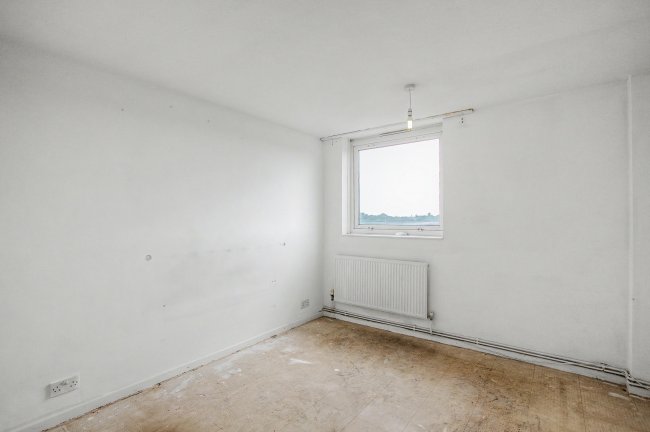 15 Victor Court, Hornchurch, RM12 4XF 8