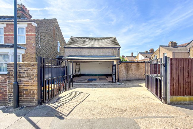 Rear of 105 High Street, Enfield, EN3 4EE 4