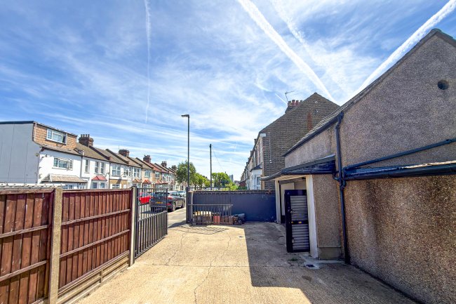 Rear of 105 High Street, Enfield, EN3 4EE 4