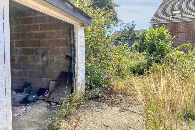 Land Adjacent 1a Sutton Road
Waterlooville, Hampshire, PO8 8PU 3